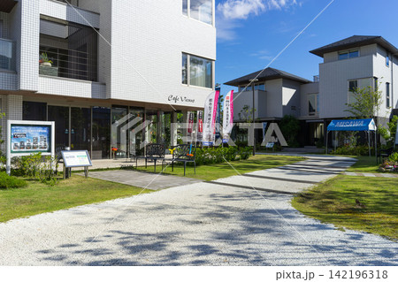 モデルハウスが立ち並ぶ豊洲の住宅展示場、緑豊かな都市型の居住環境イメージ モデルハウスが立ち並ぶ豊洲の住宅展示場、緑豊かな都市型の居住環境イメージ 142196318