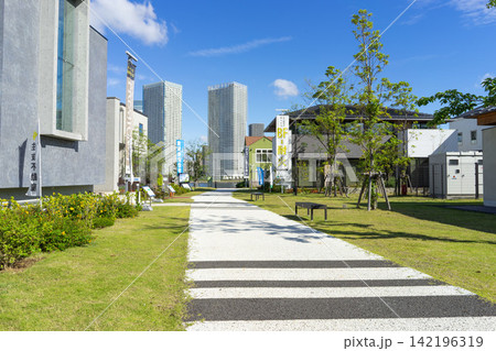 モデルハウスが立ち並ぶ豊洲の住宅展示場、緑豊かな都市型の居住環境イメージ モデルハウスが立ち並ぶ豊洲の住宅展示場、緑豊かな都市型の居住環境イメージ 142196319