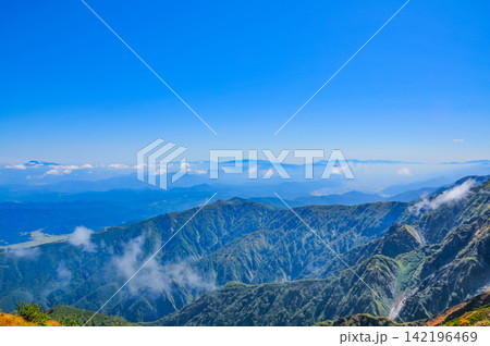 秋の快晴の朝 唐松岳の登山道から遠くに臨む八ヶ岳連峰や富士山に南アルプス連峰の風景 秋の快晴の朝 唐松岳の登山道から遠くに臨む八ヶ岳連峰や富士山に南アルプス連峰の風景 142196469