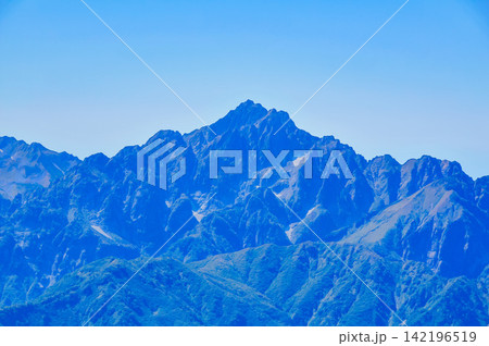 秋の快晴の朝 唐松岳の登山道から中望遠レンズでズーム撮影した名峰剱岳の風景 秋の快晴の朝 唐松岳の登山道から中望遠レンズでズーム撮影した名峰剱岳の風景 142196519
