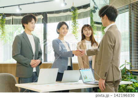 オフィスで握手をする若い日本人男女4人 オフィスで握手をする若い日本人男女4人 142196830