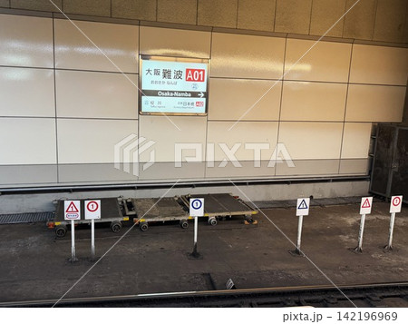 大阪難波駅に設置された電車の停車位置を示す表示 142196969
