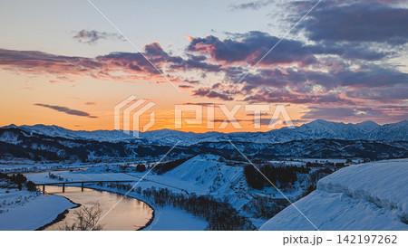 冬の朝焼けと雪の越後三山 冬の朝焼けと雪の越後三山 142197262