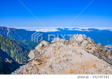 唐松頂上山荘付近から、登山道脇の岩肌越しに妙高連山を望む。 142197381