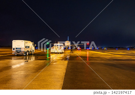【#空港】夜の滑走路で出発準備をする旅客機 【#空港】夜の滑走路で出発準備をする旅客機 142197417