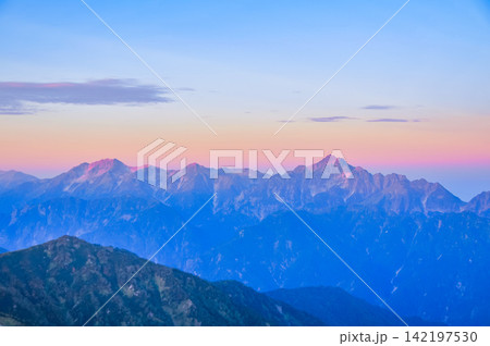 秋の早朝 唐松頂上山荘付近から望むモルゲンロートに輝く剱岳と立山連峰の風景 秋の早朝 唐松頂上山荘付近から望むモルゲンロートに輝く剱岳と立山連峰の風景 142197530