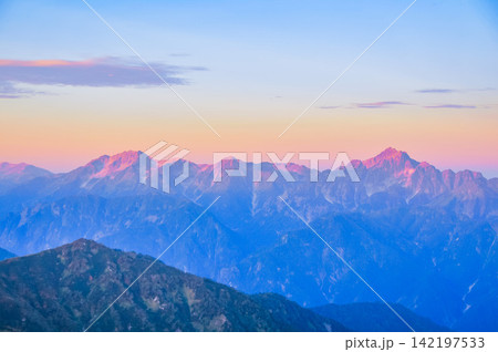 秋の早朝 唐松頂上山荘付近から望むモルゲンロートに輝く剱岳と立山連峰の風景 秋の早朝 唐松頂上山荘付近から望むモルゲンロートに輝く剱岳と立山連峰の風景 142197533