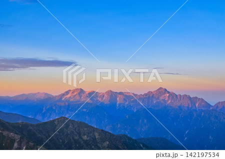 秋の早朝 唐松頂上山荘付近から望むモルゲンロートに輝く剱岳と立山連峰の風景 秋の早朝 唐松頂上山荘付近から望むモルゲンロートに輝く剱岳と立山連峰の風景 142197534