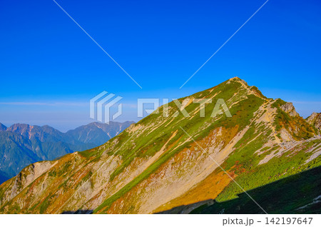 秋の快晴の朝 唐松頂上山荘前から朝日に照らされた主峰唐松岳を仰ぎ見る山岳風景 秋の快晴の朝 唐松頂上山荘前から朝日に照らされた主峰唐松岳を仰ぎ見る山岳風景 142197647