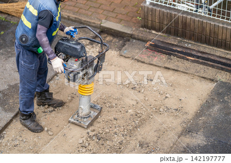 路盤整地 アスファルト舗装打設前 タンピングランマー 砕石 平ら 敷き均し 転圧 竹ぼうき 路盤整地 アスファルト舗装打設前 タンピングランマー 砕石 平ら 敷き均し 転圧 竹ぼうき 142197777