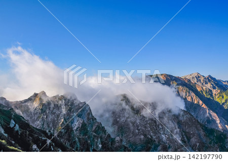 秋の夕暮れ 唐松頂上山荘付近から望む白馬岳方面の風景 秋の夕暮れ 唐松頂上山荘付近から望む白馬岳方面の風景 142197790