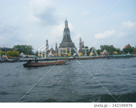 タイのチャオプラヤー川沿いにそびえるワット・アルン 142198976
