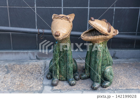 Ceramic smiling dog figurine decor at Mamedamachi street, Hitabn Ceramic smiling dog figurine decor at Mamedamachi street, Hitabn 142199028
