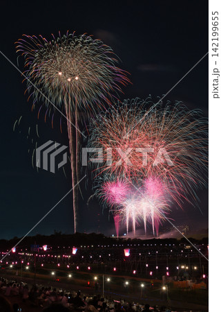夜空に打ちあがる花火 夏の夜空に咲く花火 夜空に咲く花火 高く輝く花火大会 花火 夜空 花火イメージ 夜空に打ちあがる花火 夏の夜空に咲く花火 夜空に咲く花火 高く輝く花火大会 花火 夜空 花火イメージ 142199655