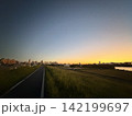 マジックアワーと河川敷 142199697