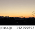 アーチ橋と夕焼け、飛行機 142199698