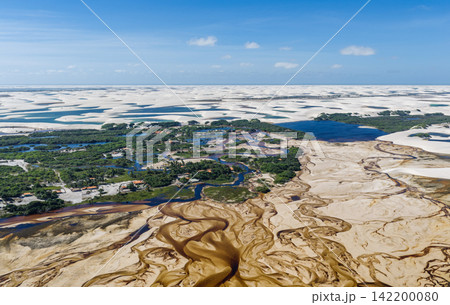 ベタニア近郊の湿地集落と白砂丘を結ぶ網状水路の空撮 142200080
