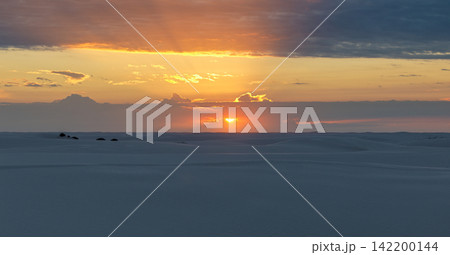 低い夕日と重なる雲に包まれた白砂の砂丘、レンソイス・マラニャンセス 低い夕日と重なる雲に包まれた白砂の砂丘、レンソイス・マラニャンセス 142200144