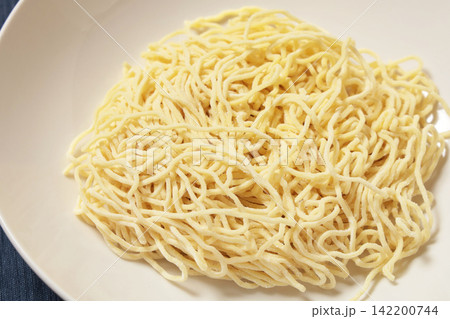 調理前の冷やし中華の麺 調理前の冷やし中華の麺 142200744