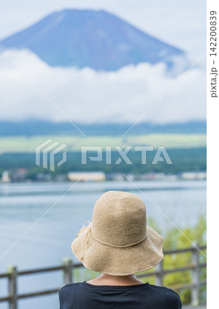 後ろ姿の女性と富士山|山中湖・湖畔から夏の富士山を眺める女性 後ろ姿の女性と富士山|山中湖・湖畔から夏の富士山を眺める女性 142200839