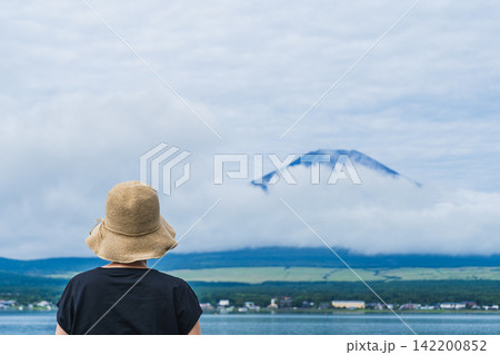 後ろ姿の女性と富士山|山中湖・湖畔から夏の富士山を眺める女性 後ろ姿の女性と富士山|山中湖・湖畔から夏の富士山を眺める女性 142200852