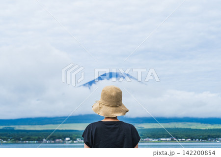 後ろ姿の女性と富士山|山中湖・湖畔から夏の富士山を眺める女性 後ろ姿の女性と富士山|山中湖・湖畔から夏の富士山を眺める女性 142200854