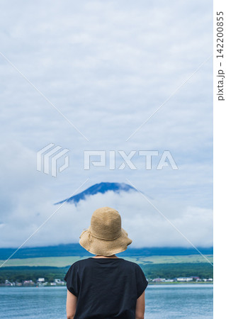 後ろ姿の女性と富士山｜山中湖・湖畔から夏の富士山を眺める女性 142200855