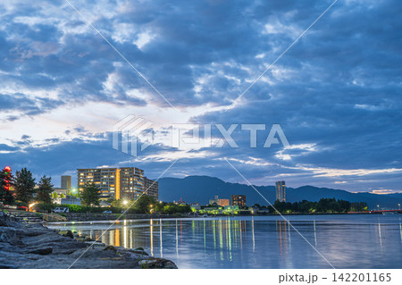 琵琶湖岸夕景　滋賀県大津市 142201165