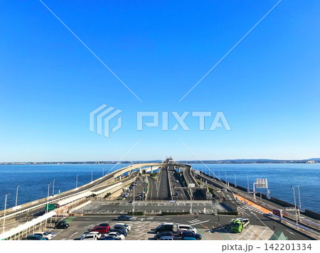 青空と東京湾に囲まれた海ほたるパーキングエリア 青空と東京湾に囲まれた海ほたるパーキングエリア 142201334