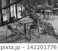テーブルとイスのある風景 142201776