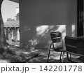 テーブルとイスのある風景 142201778