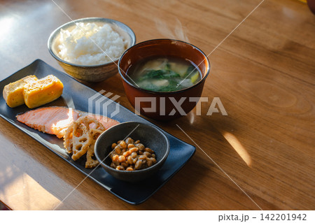 湯気が立ち上る味噌汁が美味しそうな和朝食 湯気が立ち上る味噌汁が美味しそうな和朝食 142201942