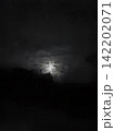 雲に隠れる月 142202071