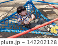 公園の遊具で遊ぶ子供 142202128