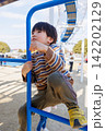 公園の遊具で遊ぶ子供 142202129