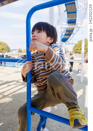 公園の遊具で遊ぶ子供 142202129