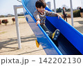 公園の遊具で遊ぶ子供 142202130