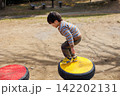 公園の遊具で遊ぶ子供 142202131