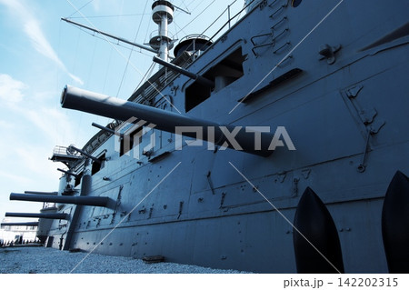 横須賀の記念艦三笠に並ぶ副砲と重厚な鋼鉄の船体景観 横須賀の記念艦三笠に並ぶ副砲と重厚な鋼鉄の船体景観 142202315
