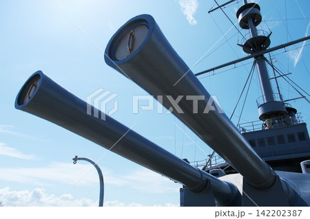 青空に向かってそびえ立つ記念艦三笠の巨大な主砲と砲身 142202387