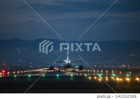 夜の滑走路と旅客機のシルエット 142202388