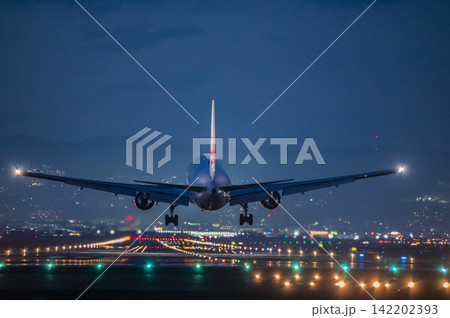 夜景をバックに着陸する旅客機(正面) 夜景をバックに着陸する旅客機(正面) 142202393