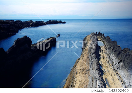 三浦半島・城ヶ島のダイナミックな奇岩地帯と深く青い海の絶景風景 三浦半島・城ヶ島のダイナミックな奇岩地帯と深く青い海の絶景風景 142202409