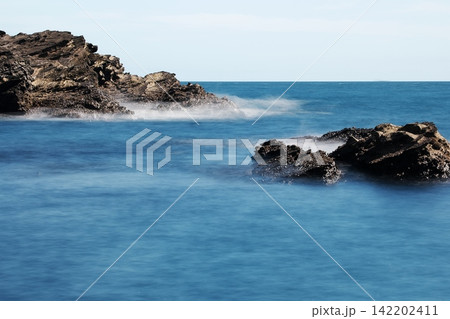 長時間露光で滑らかに表現された城ヶ島の青い海と岩礁の幻想的な風景 142202411