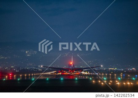 赤いライトを灯した旅客機と夜景 赤いライトを灯した旅客機と夜景 142202534