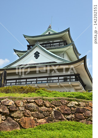 青空の下に建つ小牧山歴史館（小牧山城）4 142202551