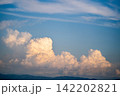 夏空に広がる夕日に照らされた積乱雲 142202821