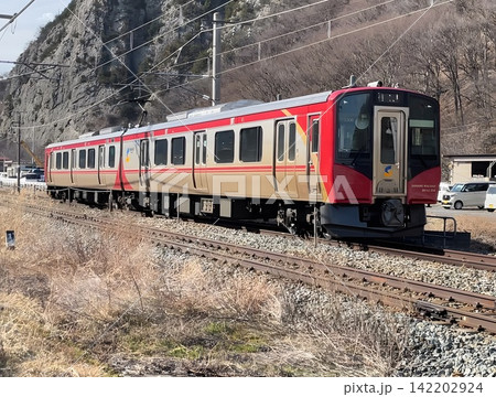 しなの鉄道線テクノさかき〜西上田間を走行するSR1系300番台S306編成の普通電車（小諸行き） 142202924