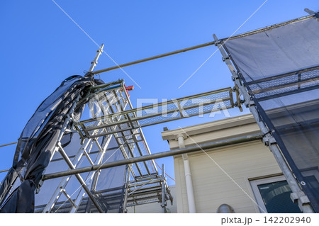 外壁改修後に屋根リフォーム工事を行う戸建て住宅 142202940