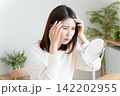 髪の毛の生え際を鏡でチェックする女性 142202955